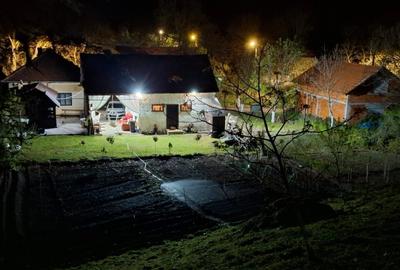 Casă cu 3 camere decomandat în Mustești