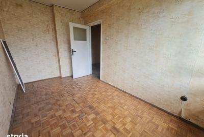 Apartament cu 3 camere semidecomandat în Independenței