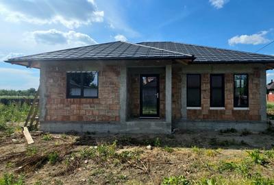 Casă cu 3 camere cu Teren 500 Mp în Central - 1