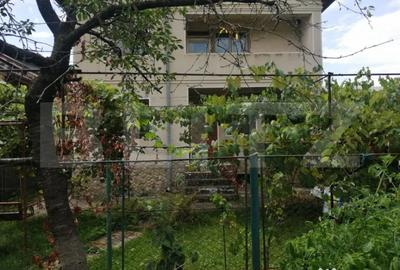 Casă cu 3 camere cu Teren 696 Mp în Central