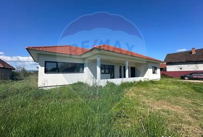 Casă cu 4 camere cu Teren 718 Mp în Lăpuș - 1