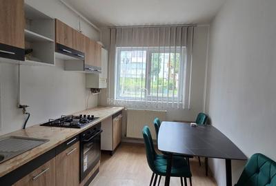 Apartament cu 3 camere decomandat în Est