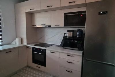 Apartament cu 3 camere decomandat în Tractorul - 2