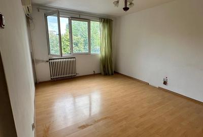 Apartament cu 3 camere semidecomandat în Central