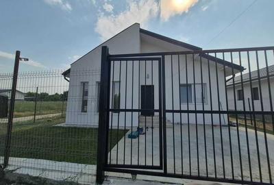 Casă individuală cu 4 camere cu Canalizare în Domnești