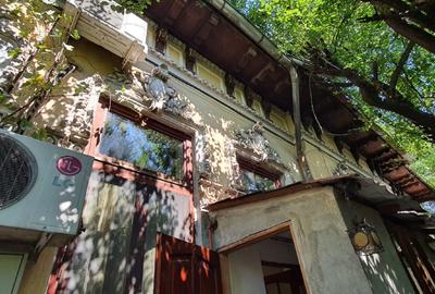 Apartament cu 3 camere semidecomandat în Parcul Carol