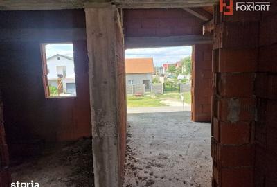 Casă cu 6 camere cu Teren 656 Mp în Izvin