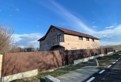 Casă cu 6 camere cu Teren 600 Mp în Moldoveni