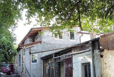 Casă cu 2 camere cu Teren 285 Mp în Central
