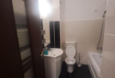 Garsonieră decomandată în Roșu