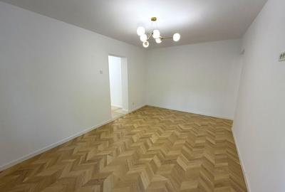 Apartament cu 3 camere semidecomandat în Floreasca