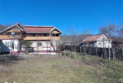 Casă cu 5 camere cu Teren 1200 Mp în Central - 1