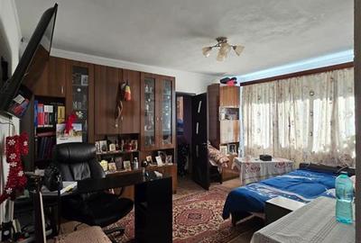 Apartament cu 3 camere nedecomandat în Alexandru cel Bun