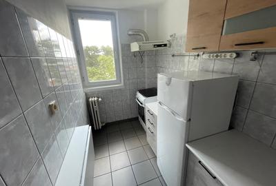 Apartament cu 3 camere semidecomandat, mobilat în 1 Mai