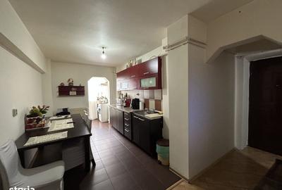 Apartament cu 3 camere decomandat în Eremia