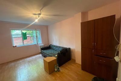 Garsonieră decomandată în Podu Roș