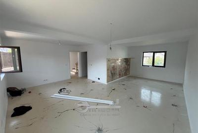 Casă cu 3 camere cu Canalizare în Bucium