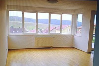 Casă cu 4 camere cu Teren 220 Mp în Livezeni - 1