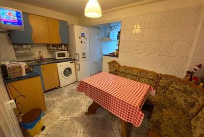 Apartament cu 3 camere decomandat, mobilat în Micro 6