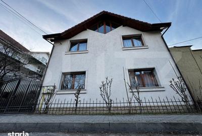 Casă cu 9 camere cu Teren 680 Mp în Cetate