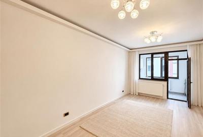 Apartament cu 3 camere decomandat în Tractorul
