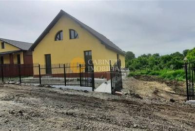 Casă individuală cu 4 camere cu Canalizare în Voinești