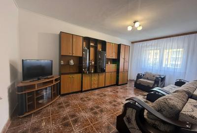 Apartament cu 3 camere decomandat, mobilat în Tractorul
