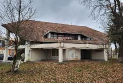 Casă individuală cu 4 camere cu Canalizare în Central - 1