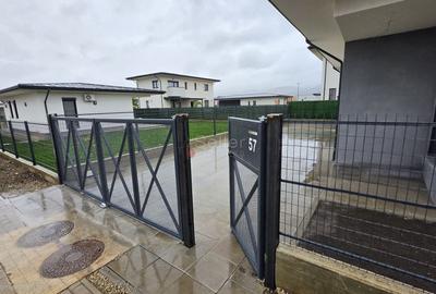 Casă individuală cu 4 camere cu Canalizare în Cristian