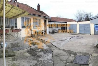 Casă cu 5 camere cu Canalizare în Central
