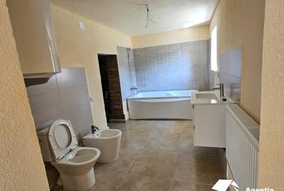 Casă cu 4 camere cu Teren 2000 Mp în Jucu