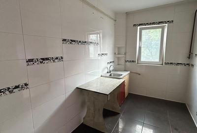 Apartament cu 3 camere semidecomandat în Podu Roș
