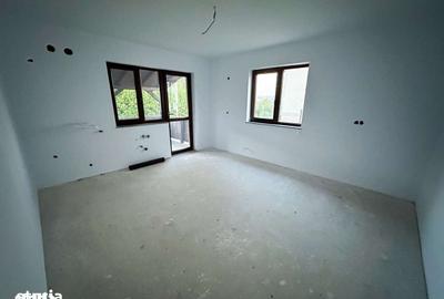 Casă cu 5 camere cu Teren 4000 Mp în Ipotești - 4
