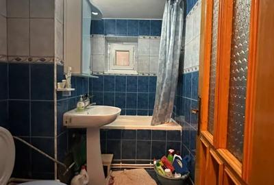 Apartament cu 3 camere semidecomandat în Buzaului