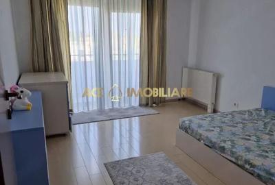 Apartament cu 3 camere, mobilat în Pajura