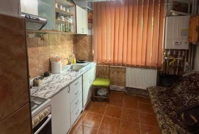 Apartament cu 3 camere semidecomandat în Micro 3