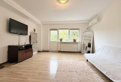 Apartament cu 2 camere semidecomandat, mobilat în Faleza Nord