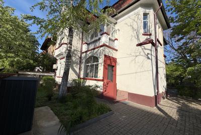 Casă cu 8 camere cu Canalizare în Cotroceni