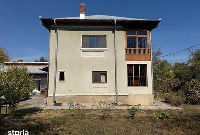 Casă cu 4 camere decomandat cu Teren 220 Mp în Central