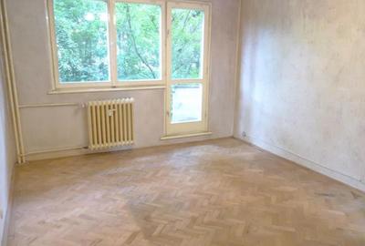 Apartament cu 3 camere semidecomandat în Astra
