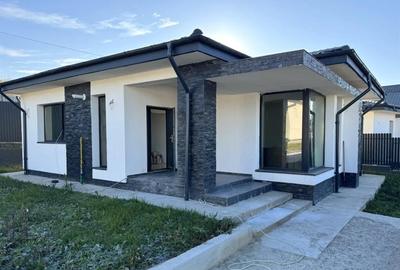 Casă cu 4 camere cu Teren 400 Mp în Vișani