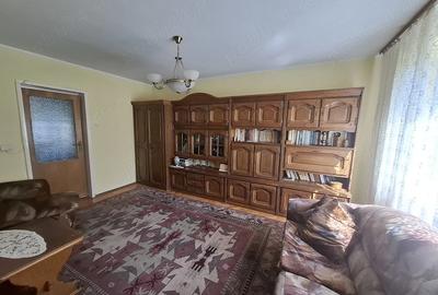 Apartament cu 4 camere semidecomandat în Săsar