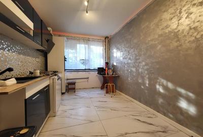 Apartament cu 3 camere decomandat în Titan