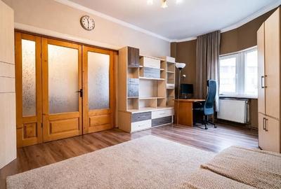 Apartament cu 4 camere decomandat în Cișmigiu
