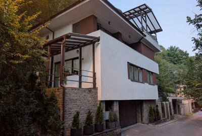 Casă cu 6 camere cu Teren 451 Mp în Schei - 1