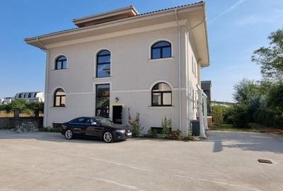 Casă individuală cu 8 camere cu Canalizare în Sisești