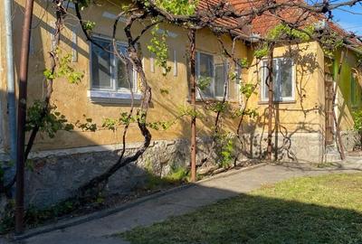Casă cu 4 camere în Vadu Crișului