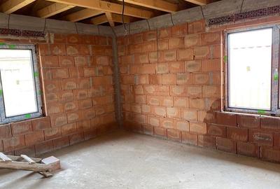 Casă cu 3 camere în Sintești