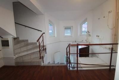 Casă cu 4 camere cu Teren 190 Mp în Central