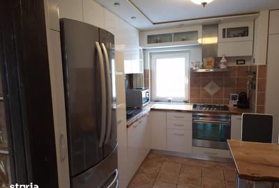 Apartament cu 4 camere decomandat în Central